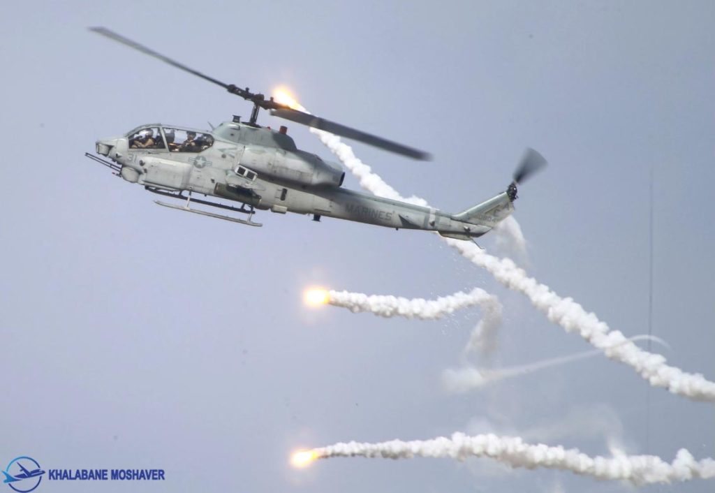 شلیک موشک های هدایت شونده از بالگرد سوپر کبرا / AH-1-Cobra-fires-missiles